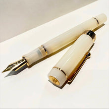 Calligraphie stylo plume blanc ivoire