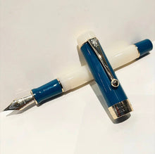 Calligraphie stylo plume bleu foncé