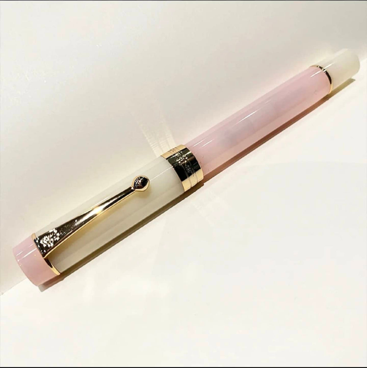 Calligraphie stylo plume rose clair