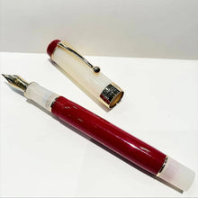 Calligraphie stylo plume rouge