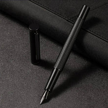 Stylo plume noir abysse