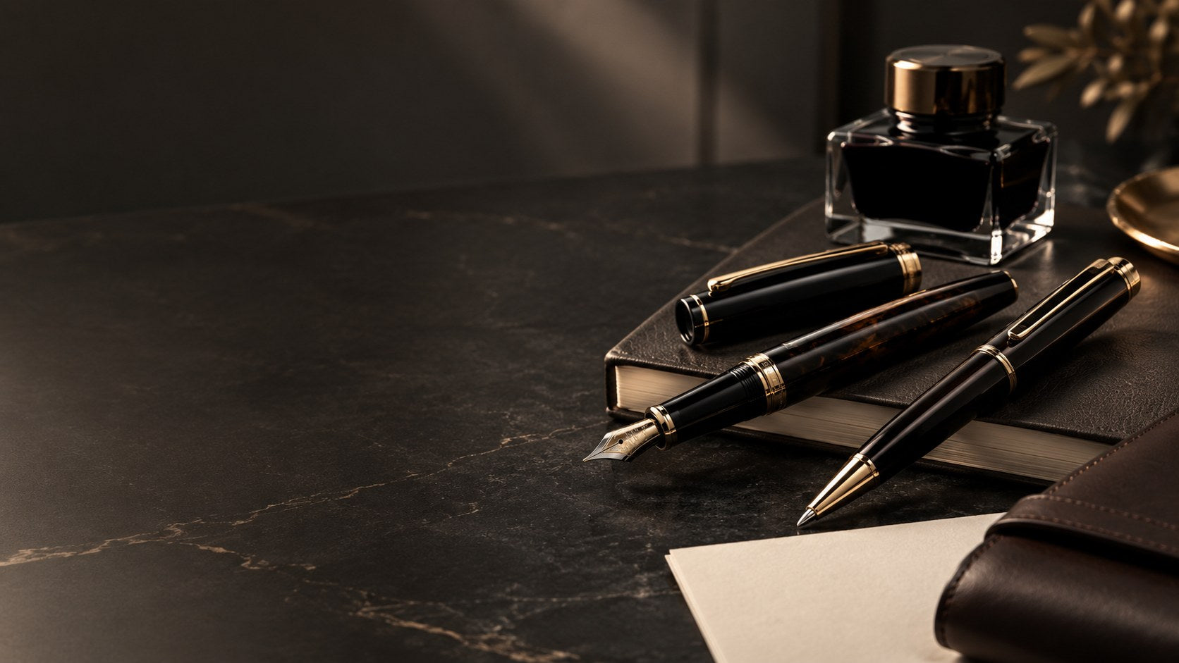 Instruments d’écriture haut de gamme sur un bureau sombre